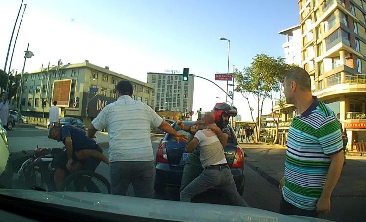 Gaziosmanpaşa’da otomobil ve bisiklet sürücüsünün yol kavgası