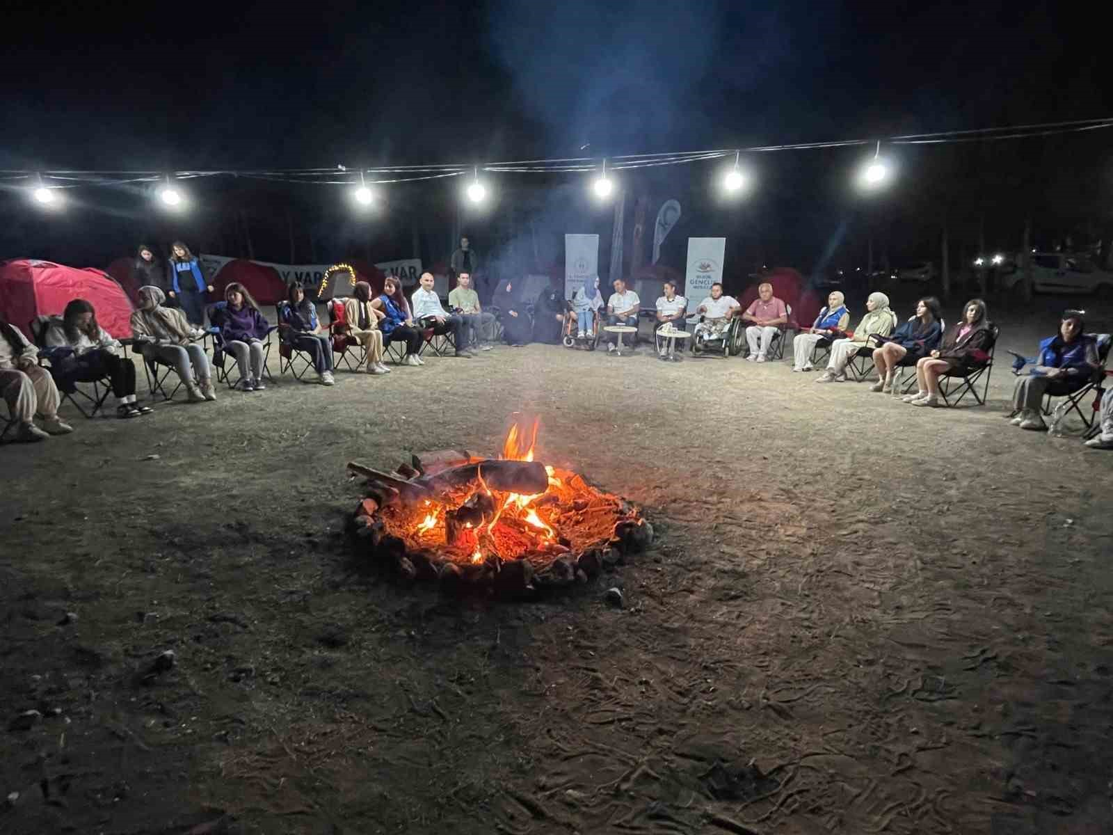 Gençler, kamp ateşinin başında buluştular