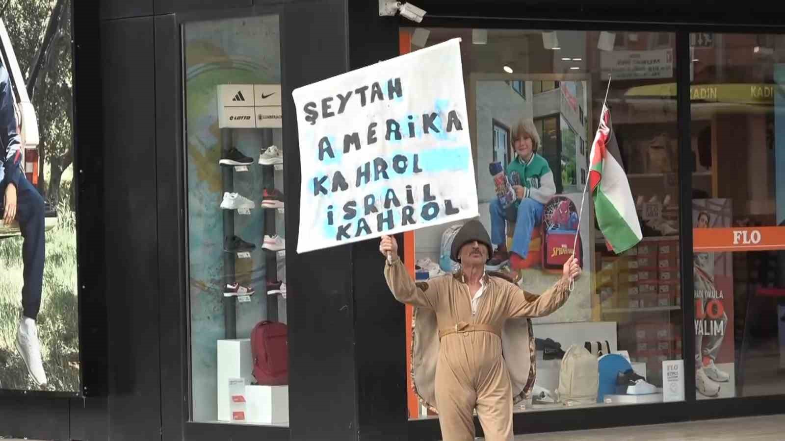 Hayvan kostümleri giyerek İsrail’i protesto etti