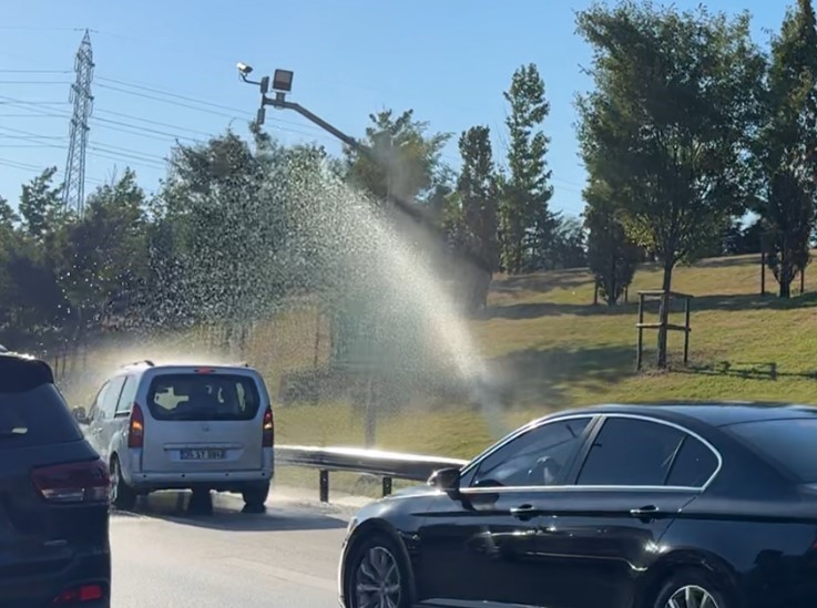 İBB’nin sulama sistemi bozuldu, sürücüler araçlarını E6 da yıkamaya başlayınca trafik kilitlendi