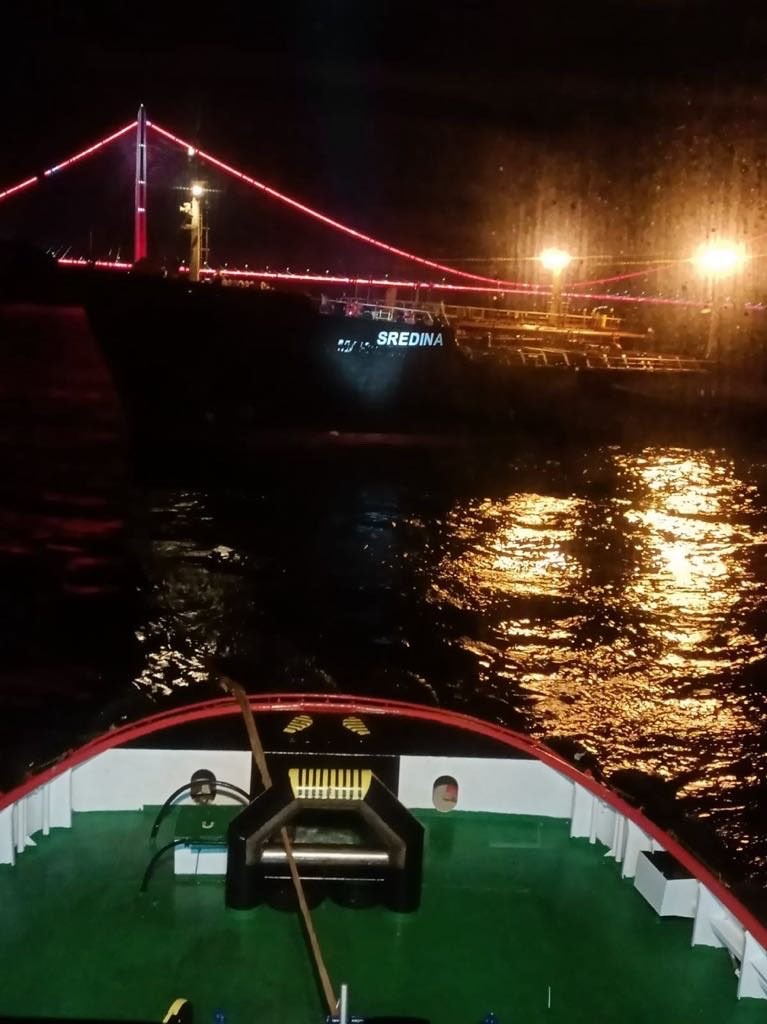 İstanbul Boğazı gemi trafiği, SREDINA isimli tankerin makine arızası yapması nedeniyle çift yönlü ve geçici olarak askıya alındı.