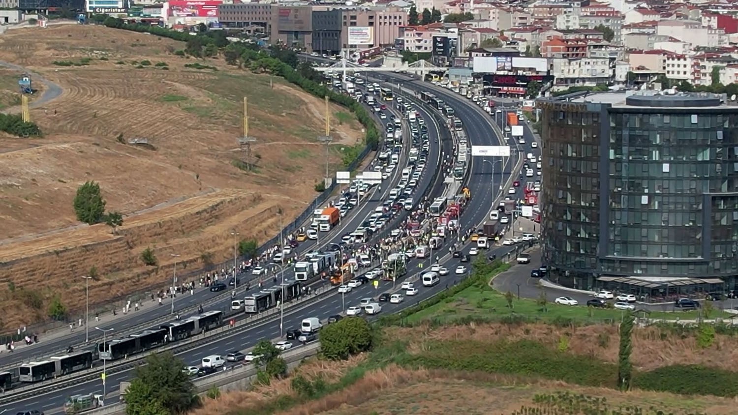 İstanbul’da iki metrobüs yol bakım çalışması nedeniyle çarpıştı