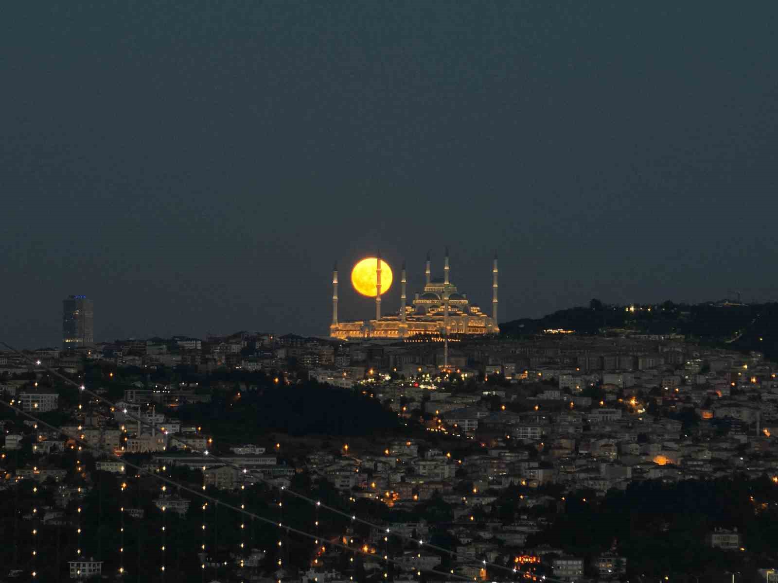 İstanbul’da muhteşem dolunay manzarası