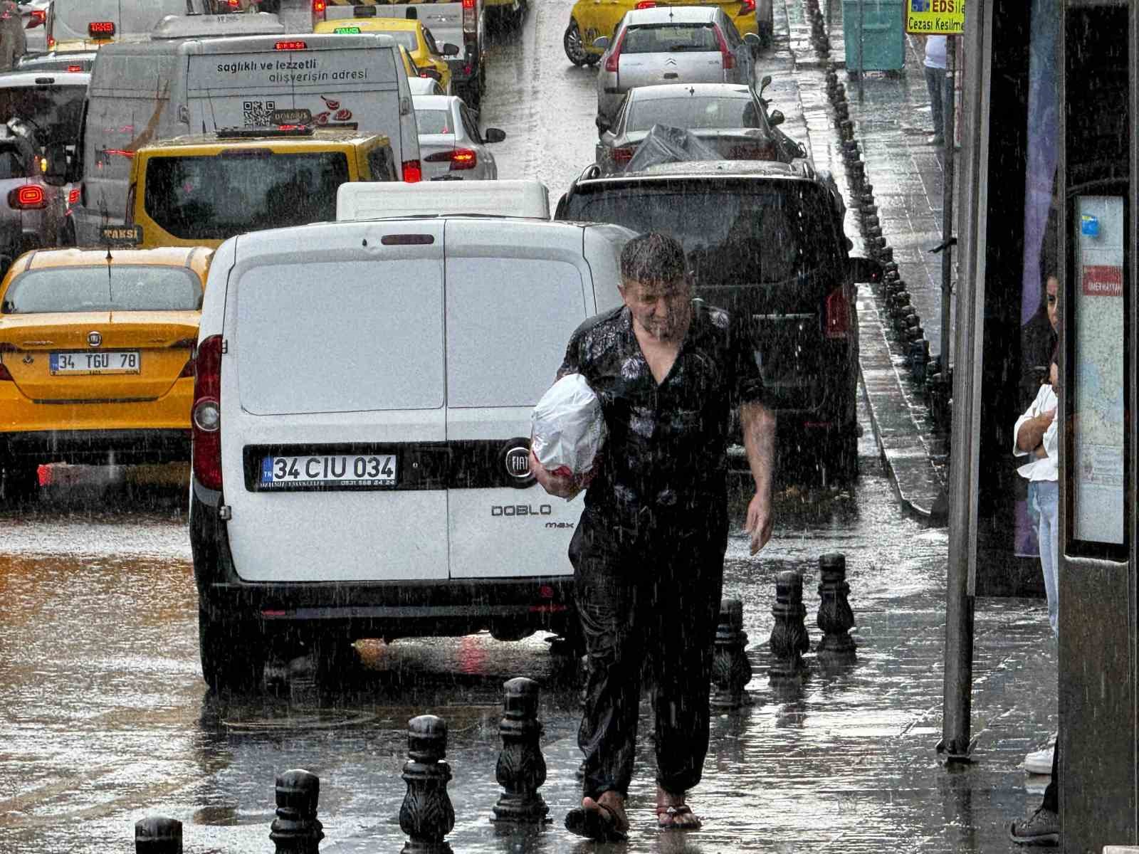 İstanbul’da sağanak yağış etkili oluyor