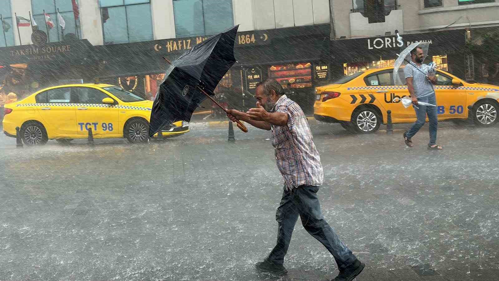 Kabataş’ta tramvay yolu su kanalına döndü, seferler durdu