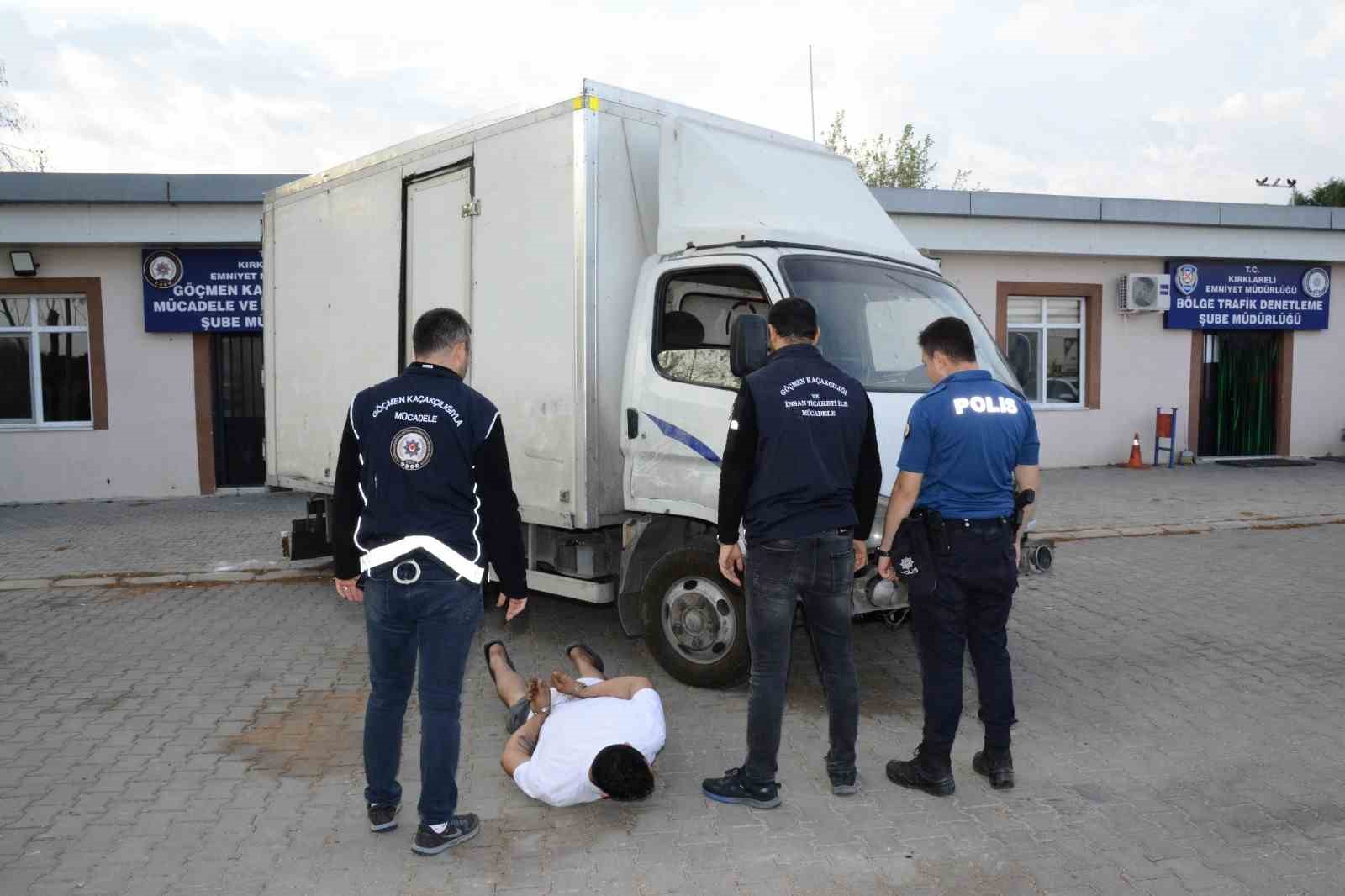 Kapalı kasa kamyonetle kaçarken yakalandılar: 1 organizatör ve 32 yabancı uyruklu yakalandı