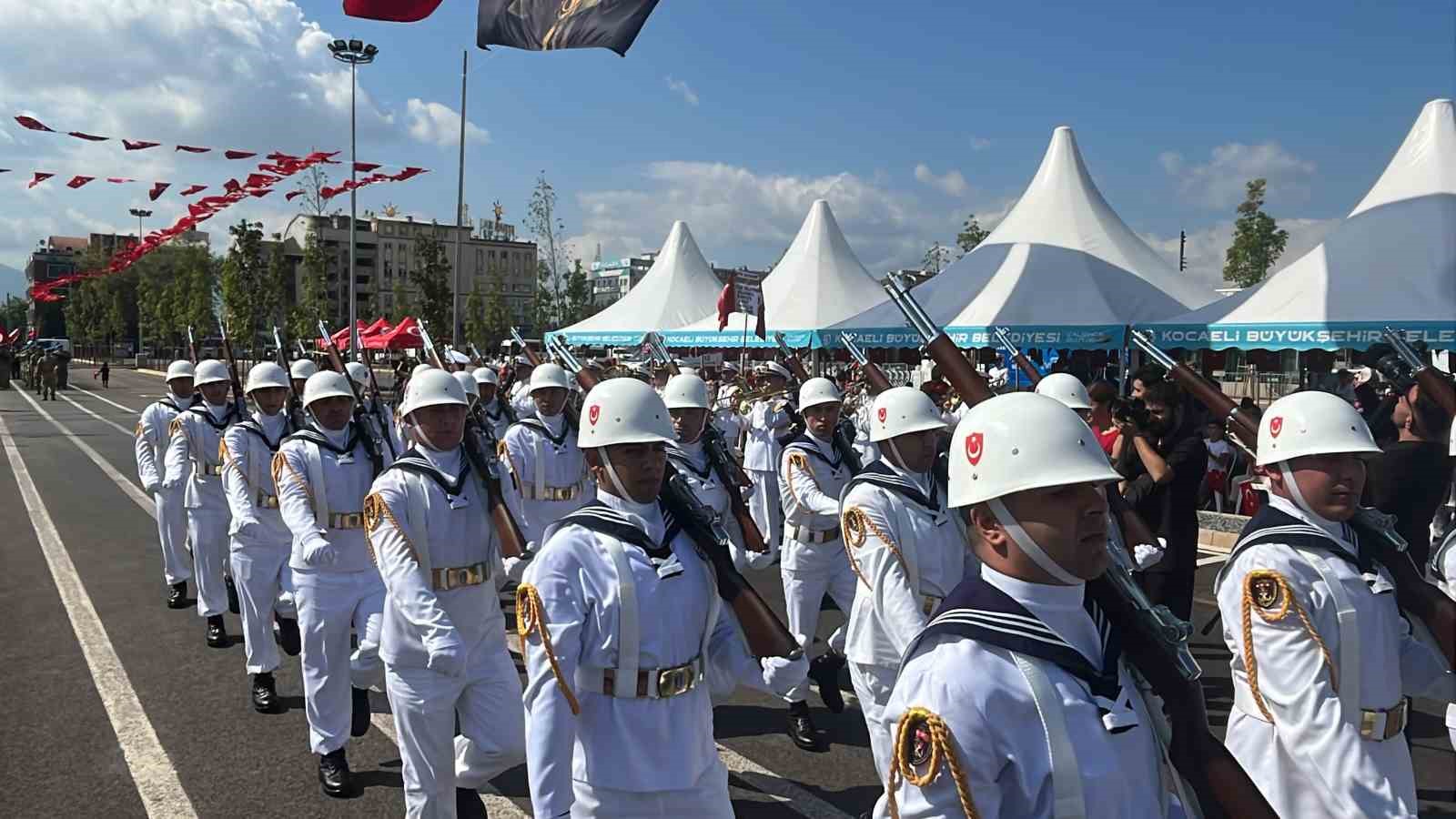 Kocaeli, Sakarya ve Düzce’de geçit törenleri göğüs kabarttı