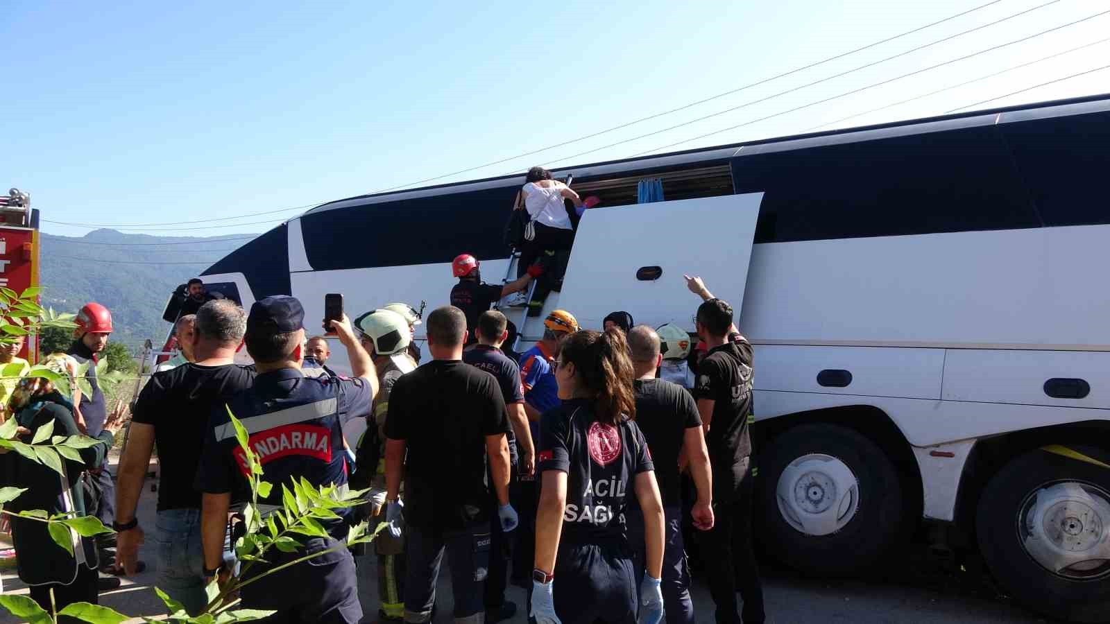 Kocaeli’de tur otobüsü yan yattı: 43 kişi bir saatte kurtarıldı