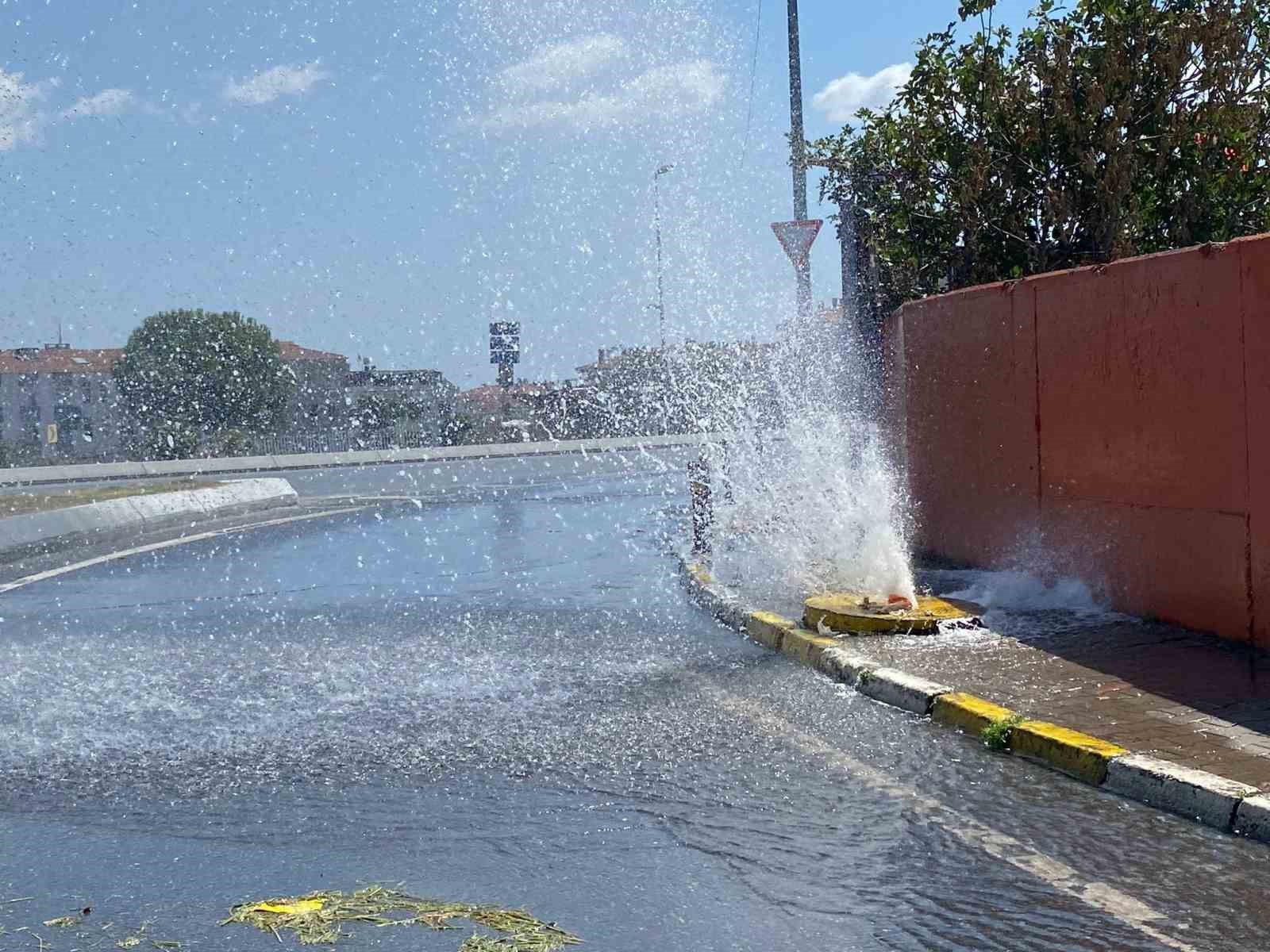 Küçükçekmece’de ana su borusu patladı, tonlarca su boşa aktı