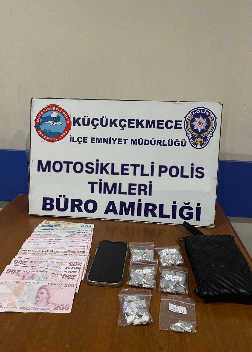 Küçükçekmece’de aracı durduran polis, telefon uygulamasıyla çalışan uyuşturucu zulasını ortaya çıkardı