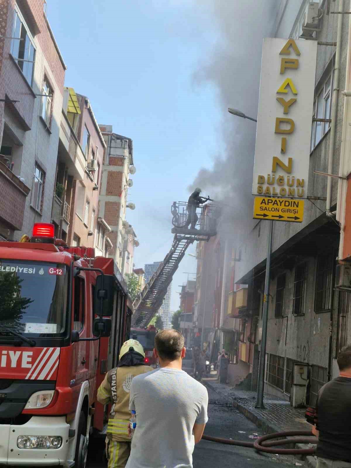 Küçükçekmece’de ayakkabı imalathanesinde yangın çıktı