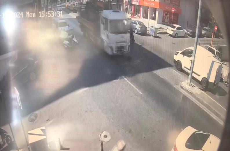 Maltepe’de yolun karşısına geçmeye çalışan çocuğa vinç aracı çarptı, o anlar kamerada