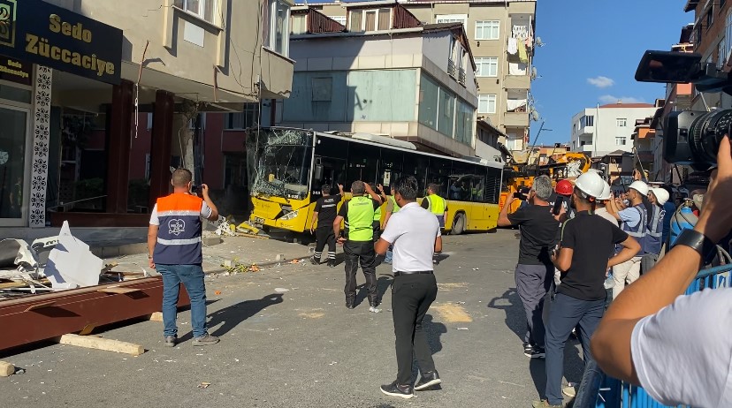 Pendik’te bina kolonuna çarpan İETT otobüsü kaza yerinden kaldırıldı