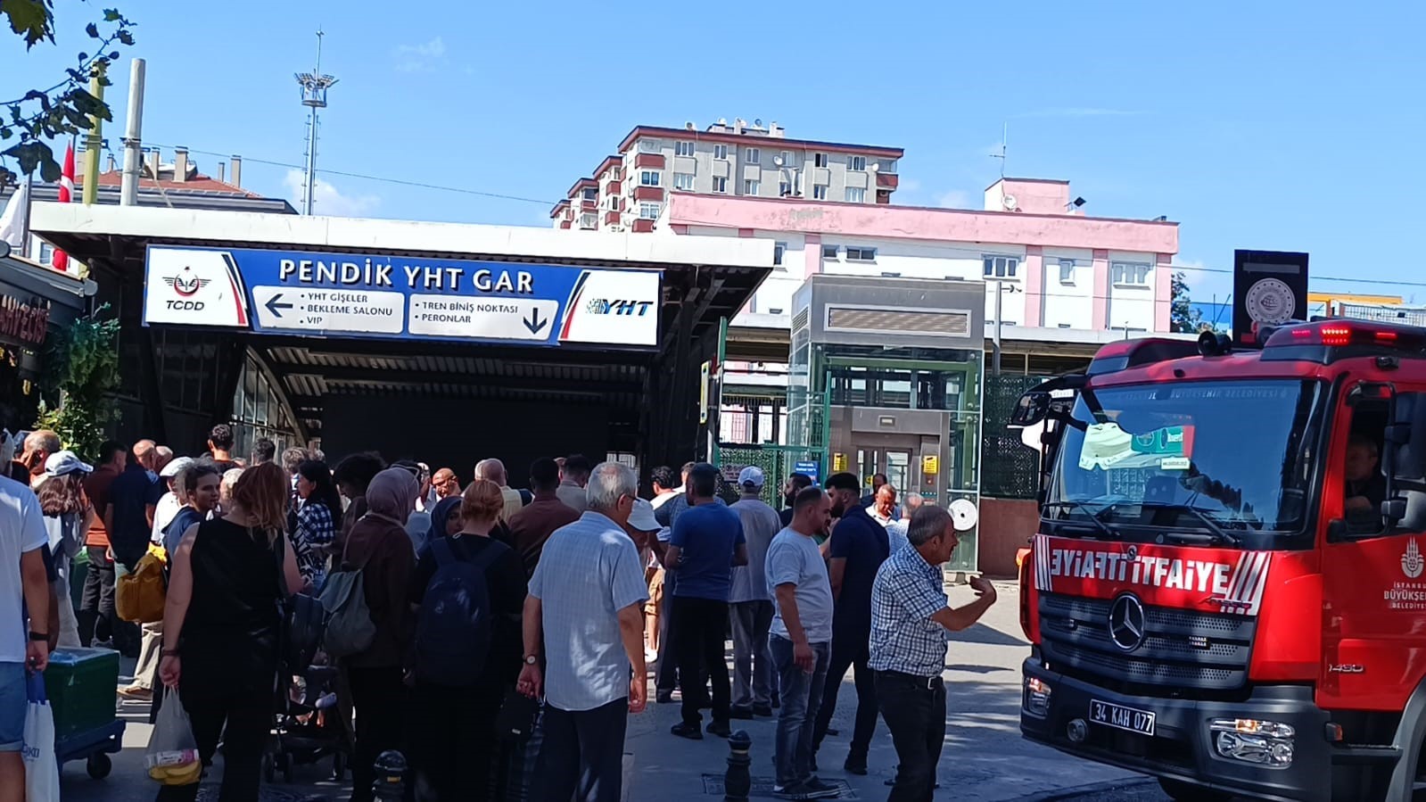 Pendik’te Marmaray durağında yangın çıktı, alt geçit önünde kalabalık oluştu