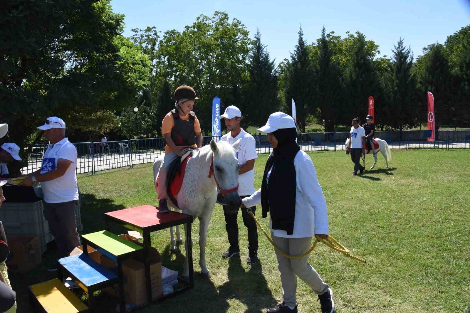 Pony atlarıyla buluşan çocuklar keyifli anlar yaşadı