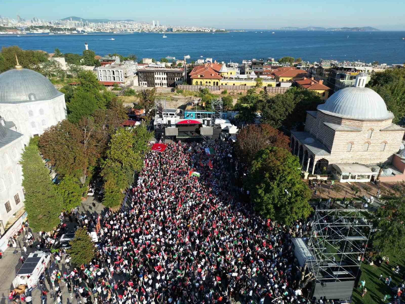 "Şehit Heniyye’den Son Çağrı" mitingi için binlerce kişi Ayasofya Meydanı’nda toplandı