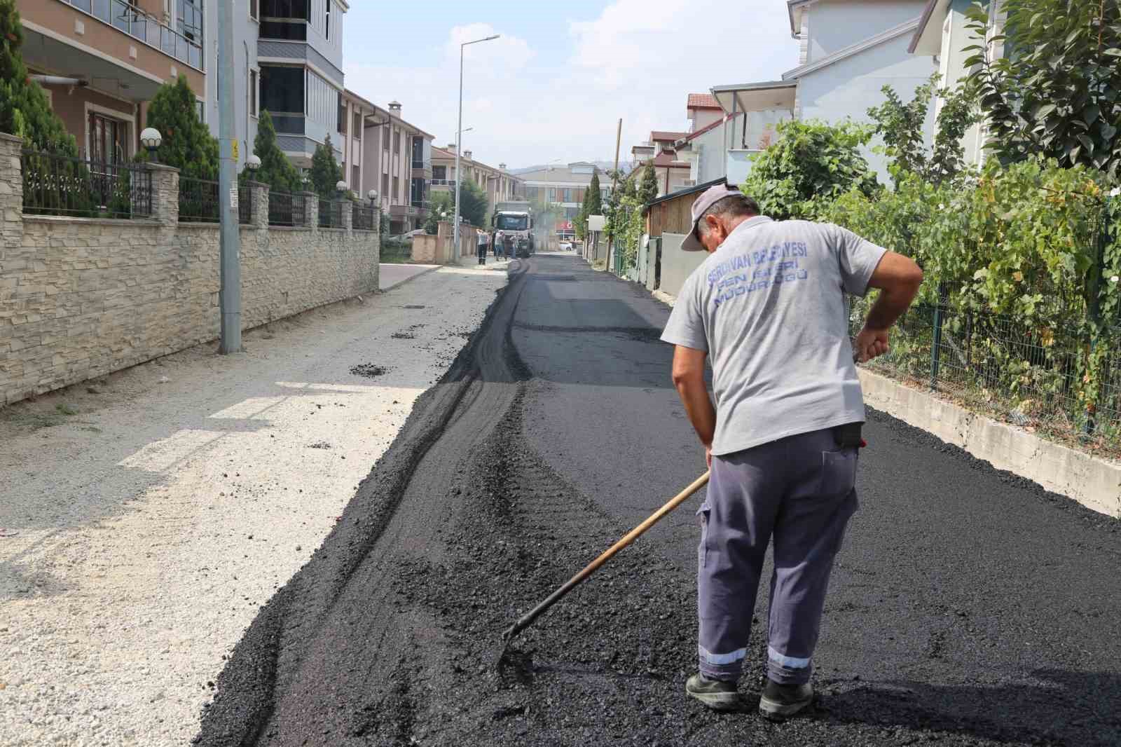 Serdivan’da asfalt mesaisi sürüyor