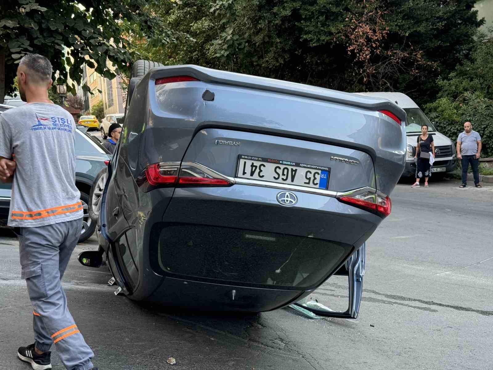 Şişli’de sürücüsünün fren yerine gaza bastığı araç, takla attı