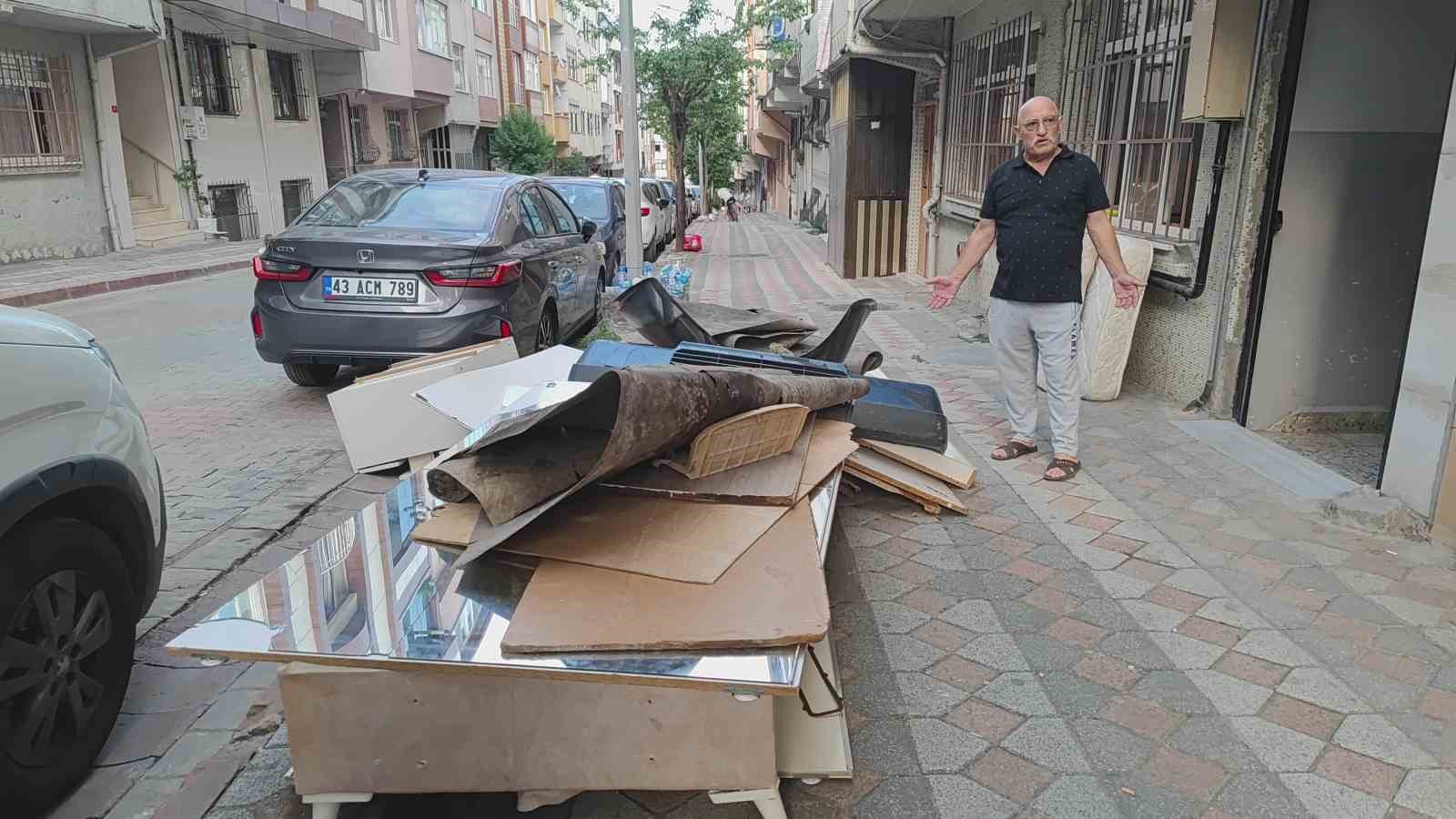 Sultangazi’de gurbetçiye kiracı şoku: Daireyi çöp eve çevirip 100 bin lira zarar verip kaçtılar