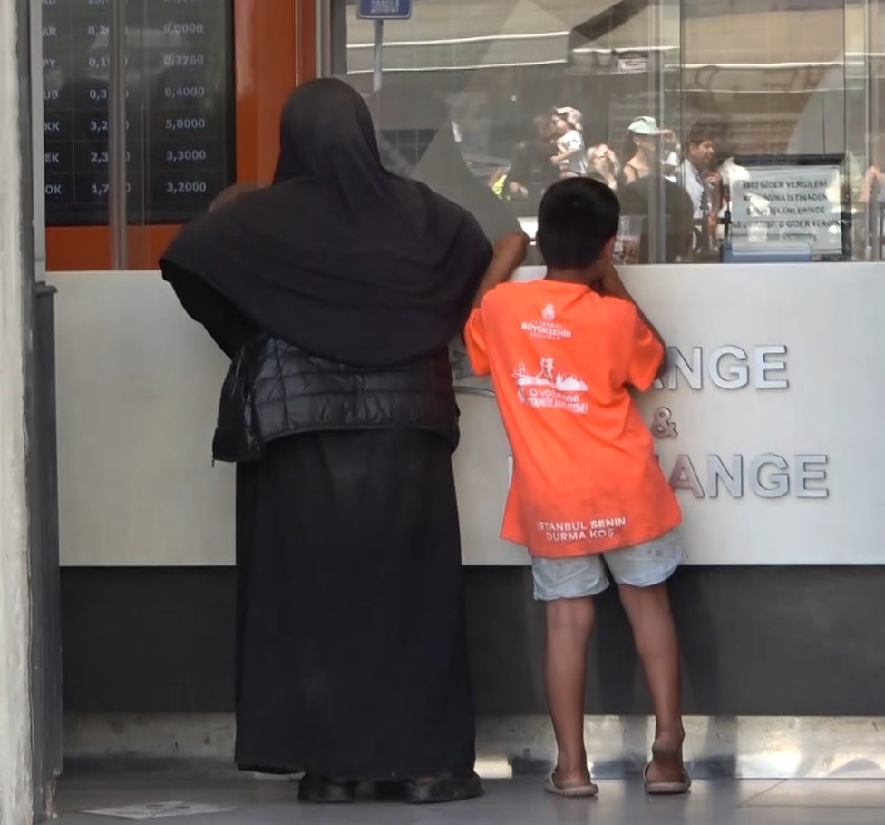 Taksim’de kadın dilenci, turistlerden aldığı parayı döviz bürosunda TL’ye çevirdi