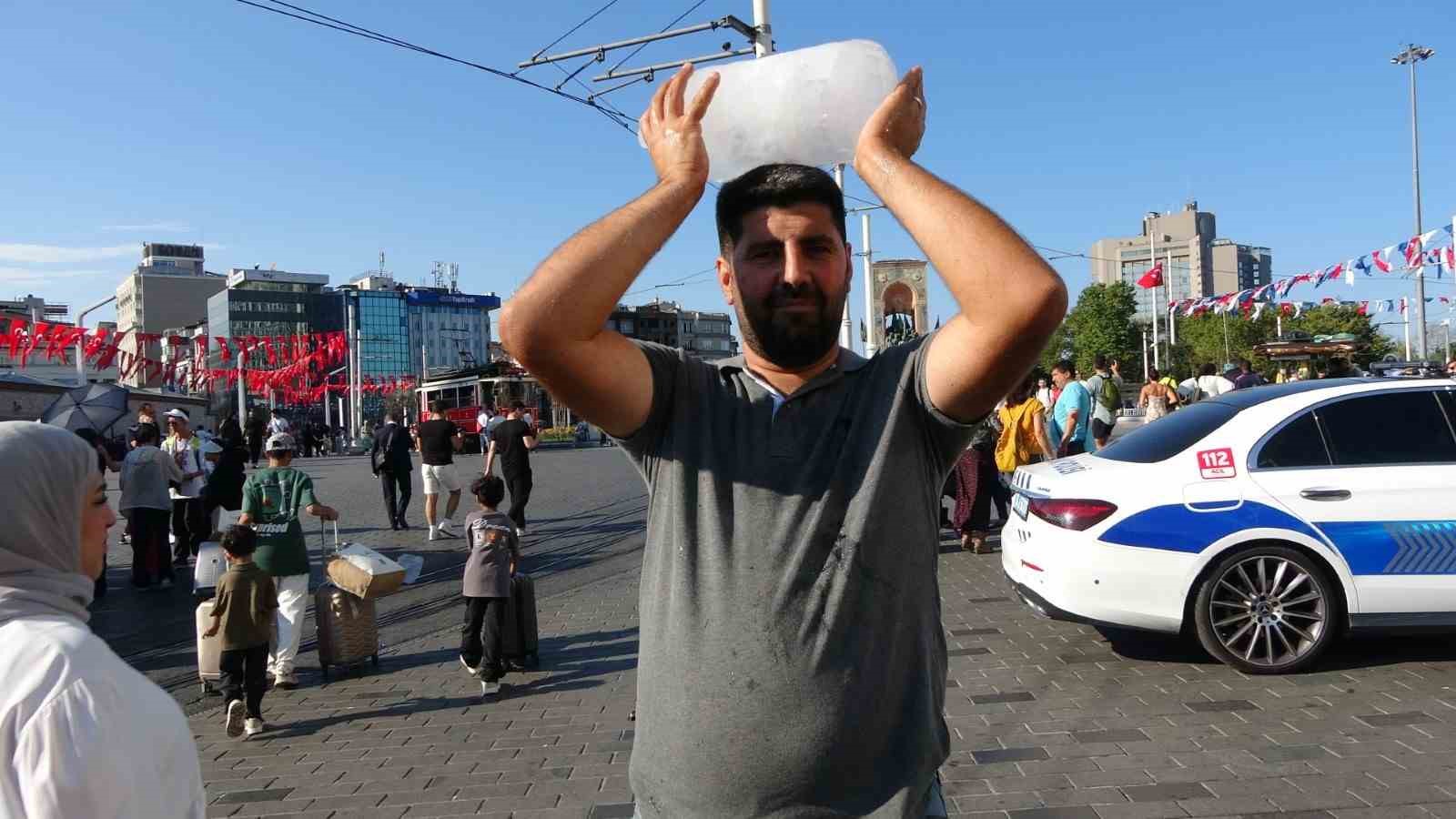 Taksim’de sıcaktan bunalan simit satıcısı buz kalıbıyla serinledi