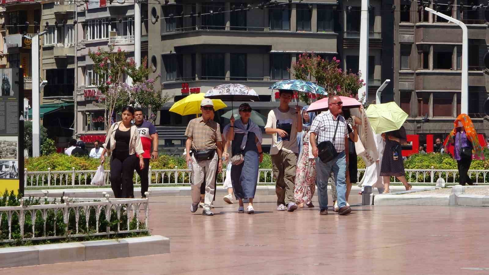 Taksim’de yerli ve yabancı turistlerin sıcak ile imtihanı