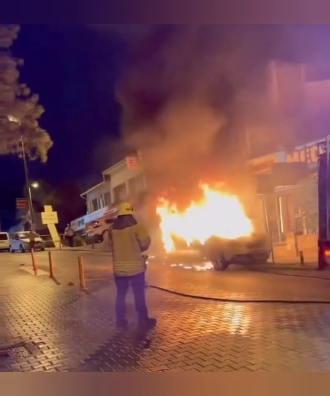 Üsküdar’da park halindeki otomobil alev alev yandı