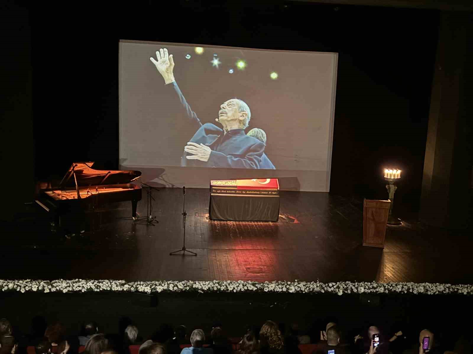 Usta sanatçı Genco Erkal için Harbiye Muhsin Ertuğrul Sahnesi’nde tören düzenlendi