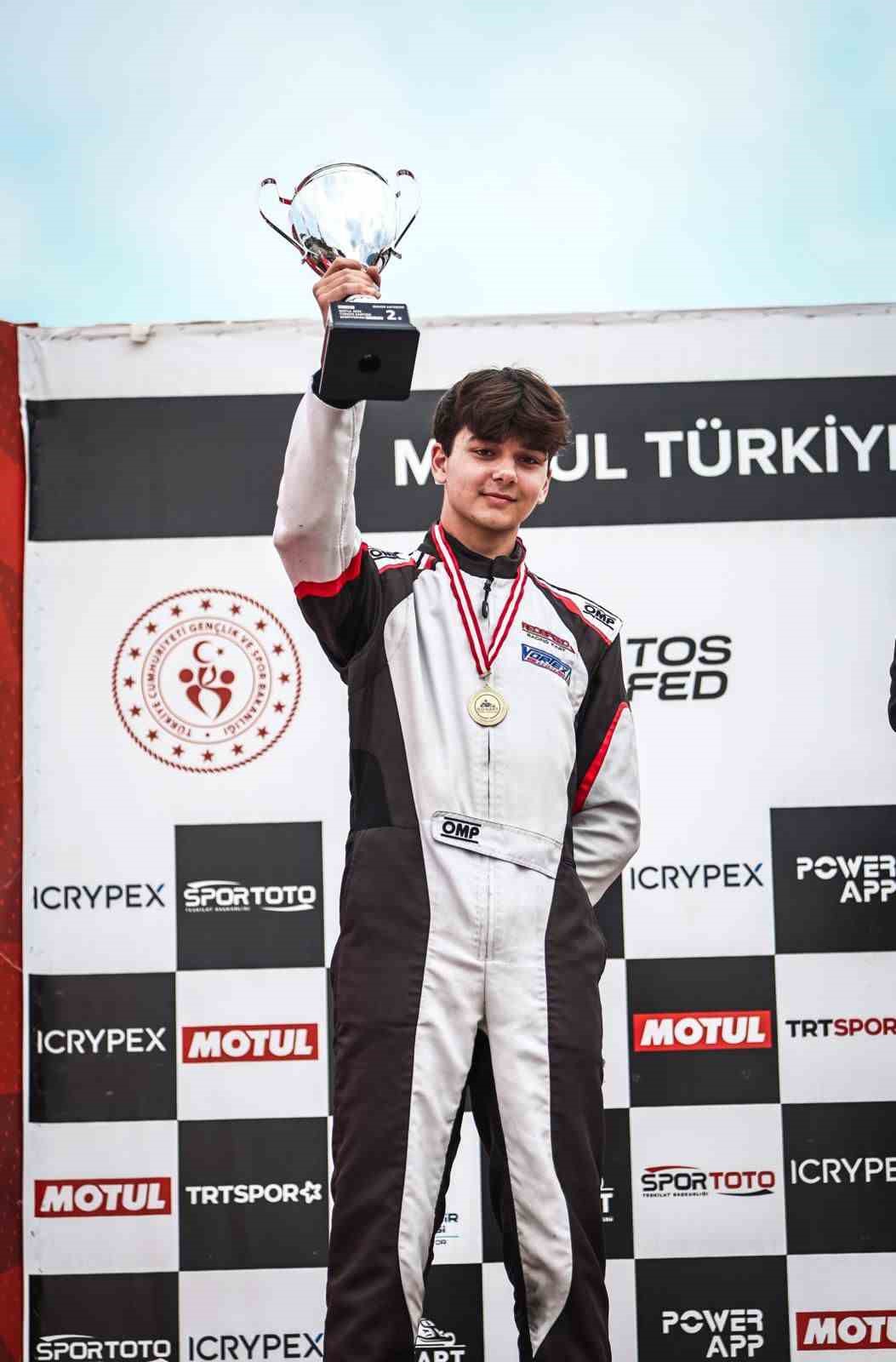 17 yaşındaki Karting Şampiyonu zirveye koşuyor