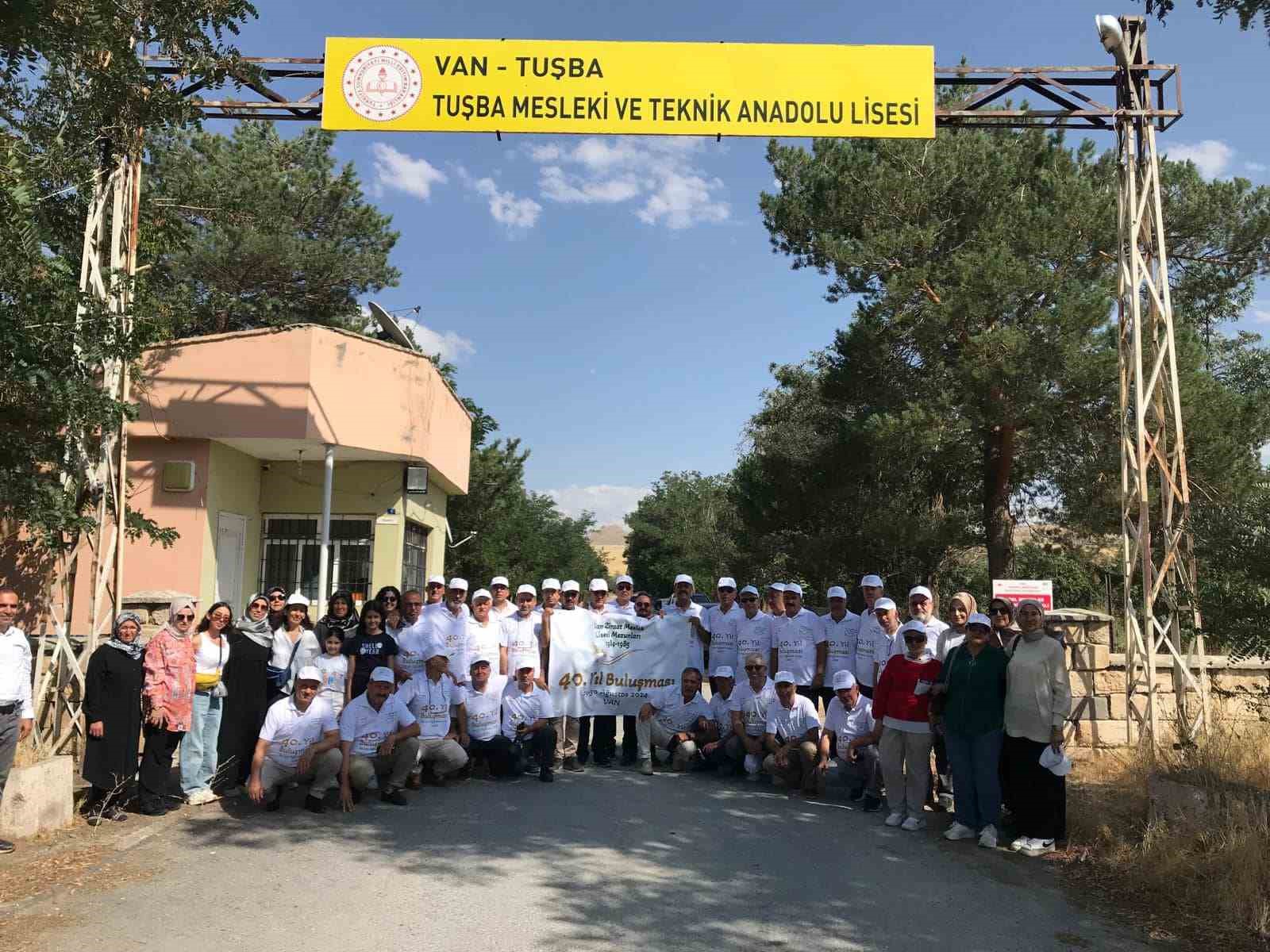 40 yıl sonra mezun oldukları lisede buluştular