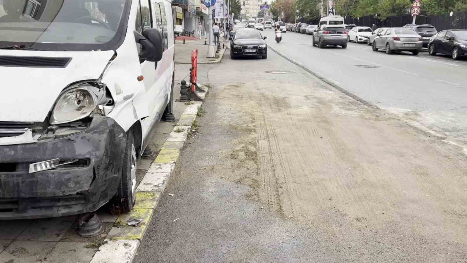 Ataşehir’de devrilen kamyon 3 araca zarar verdi