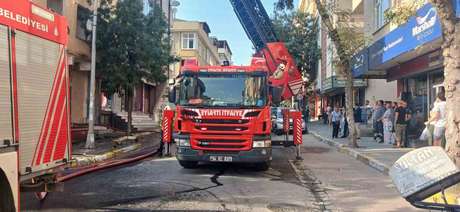 Avcılar’da metruk binadan alevler yükseldi