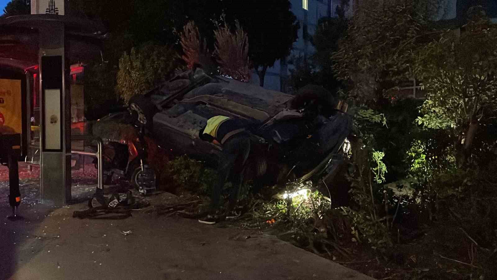 Bakırköy’de takla atan araç sitenin bahçesine devrildi: 2 yaralı