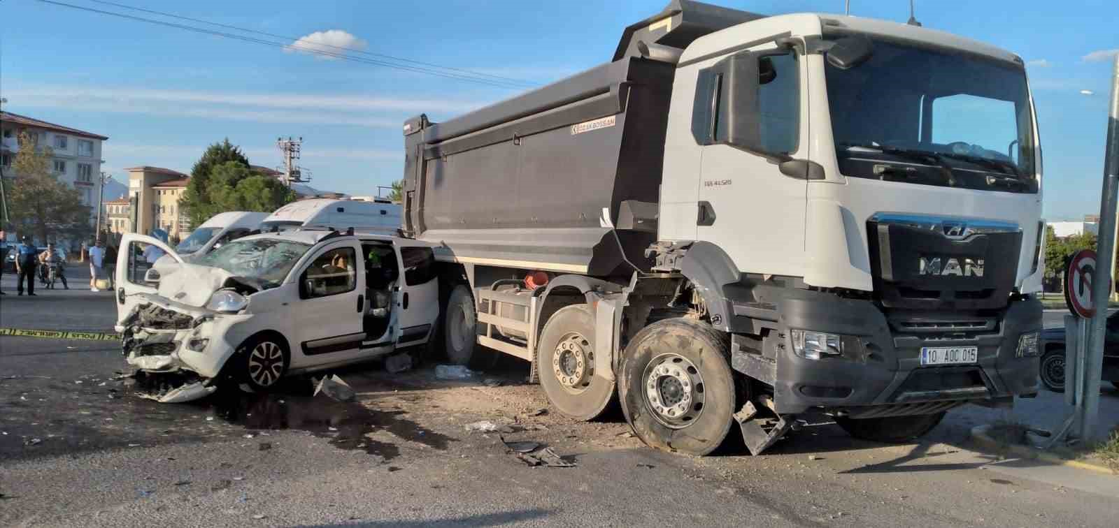 Balıkesir’de hafif ticari araçla kamyon çarpıştı: 6 yaralı