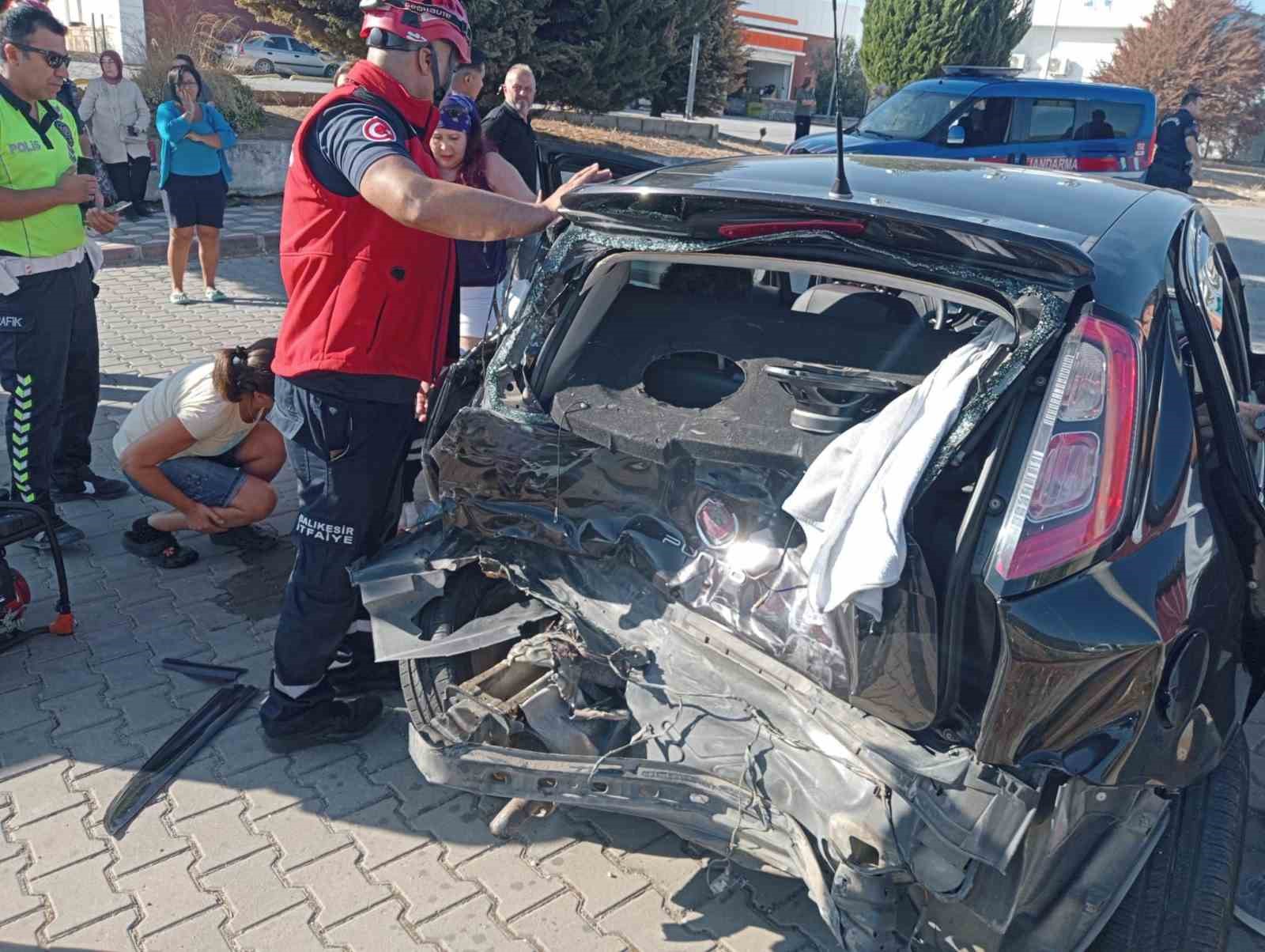 Balıkesir’de zincirleme trafik kazası: 4 yaralı