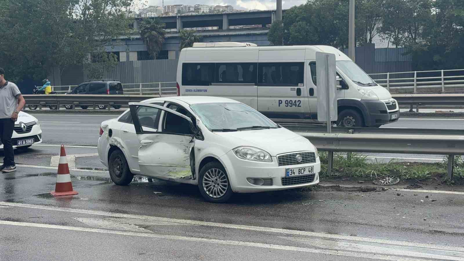 Belediye otobüsü ile otomobil çarpıştı: 2 yaralı