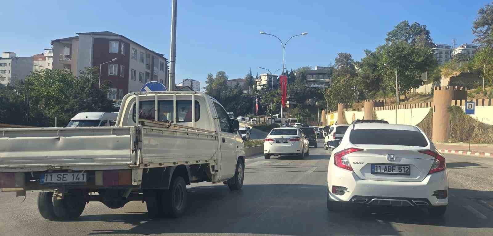 Bilecik’te okulların açıldığı ilk günde trafik çilesi