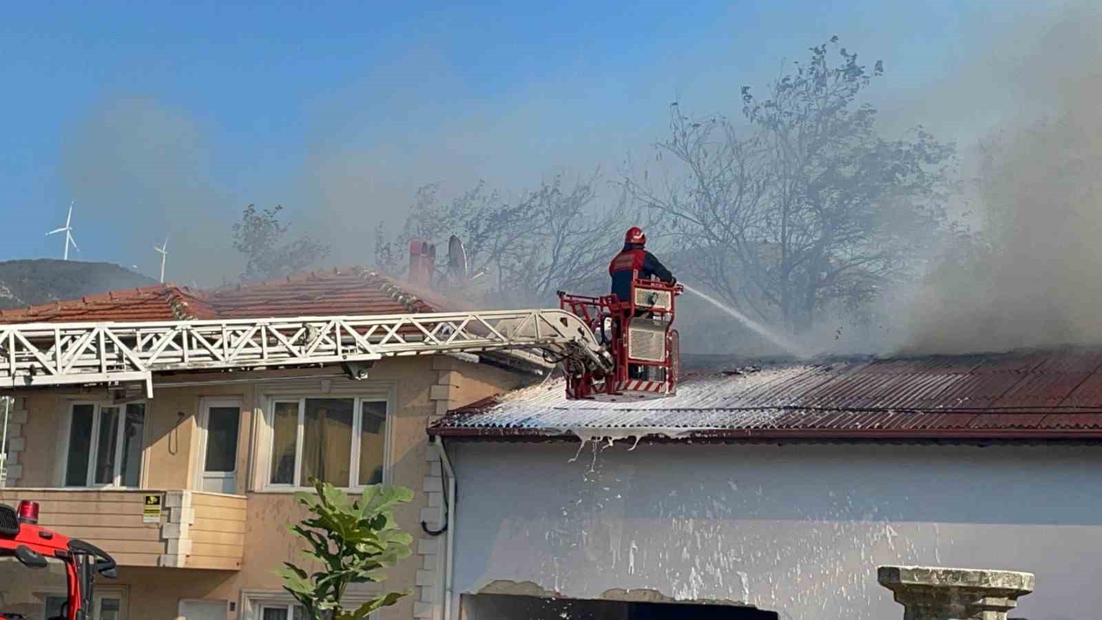 Boş binada başlayan yangın, atölyeye sıçradı