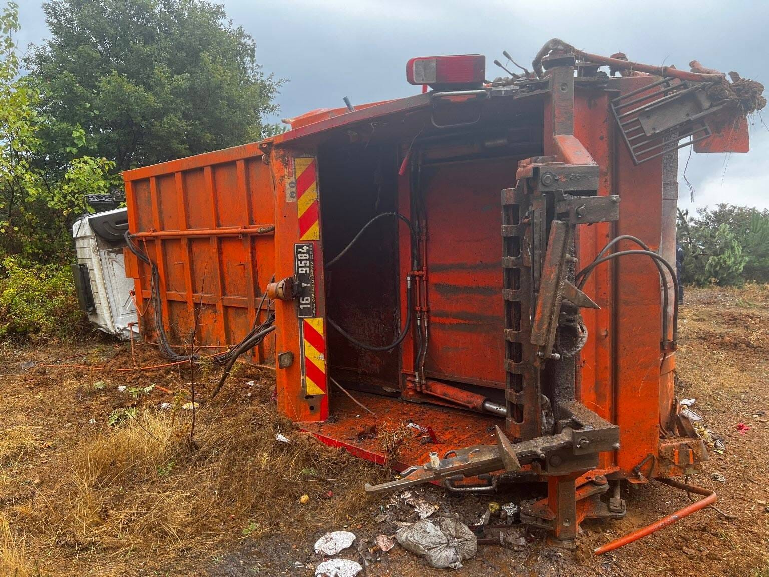 Bursa’da kontrolden çıkan çöp kamyonu şarampole yuvarlandı: 3 kişi yaralandı