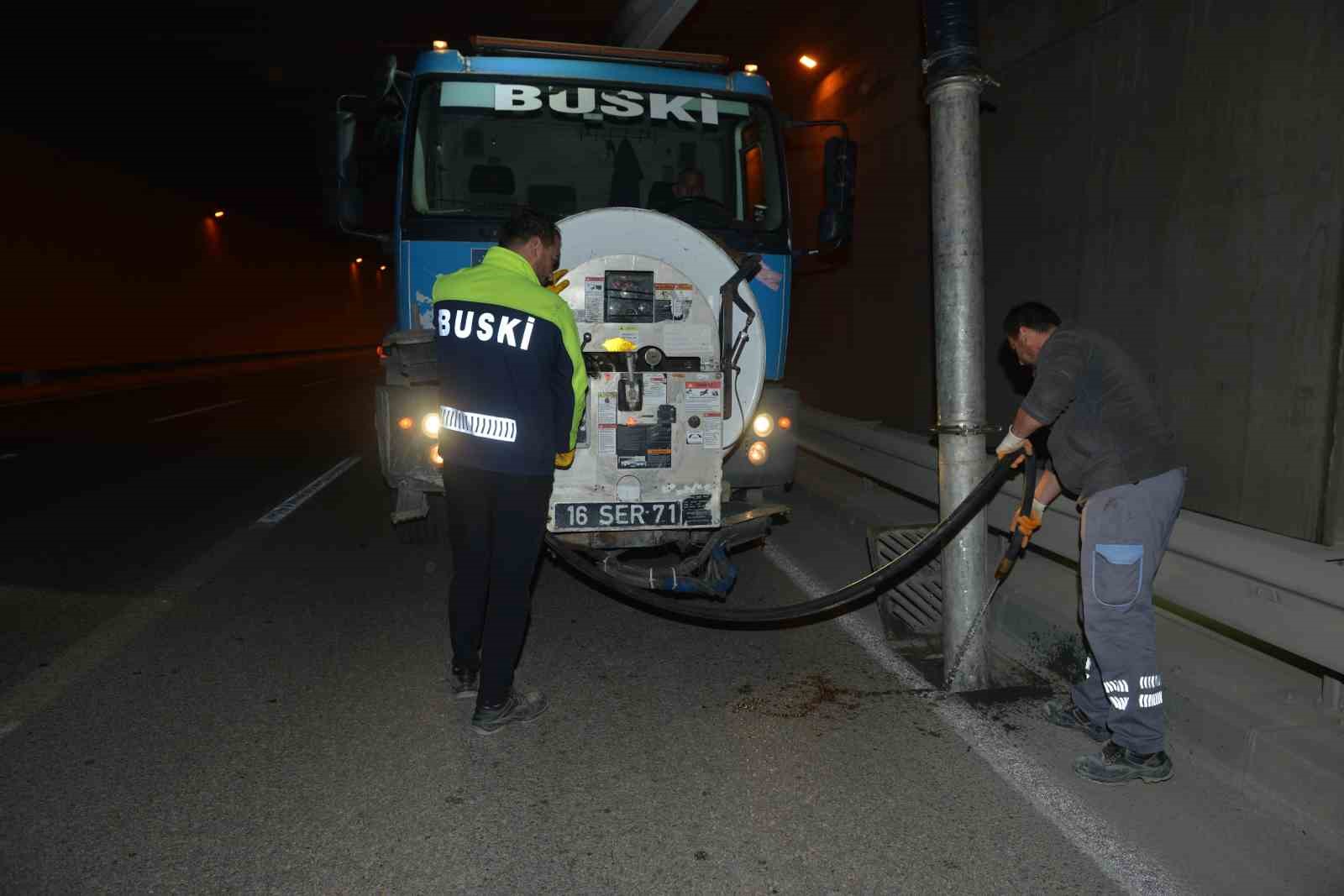 Bursa’da sel felaketlerine karşı ızgara ve rögarlar temizleniyor