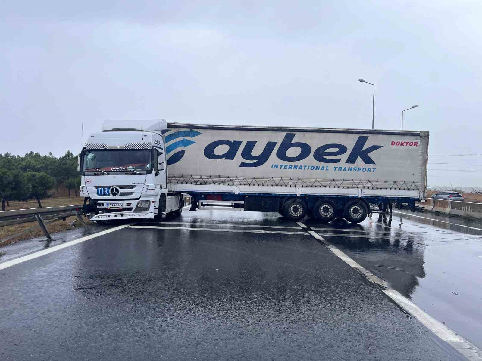 Büyükçekmece E-5’te yağmur nedeniyle kayan tır, yolu trafiğe kapattı