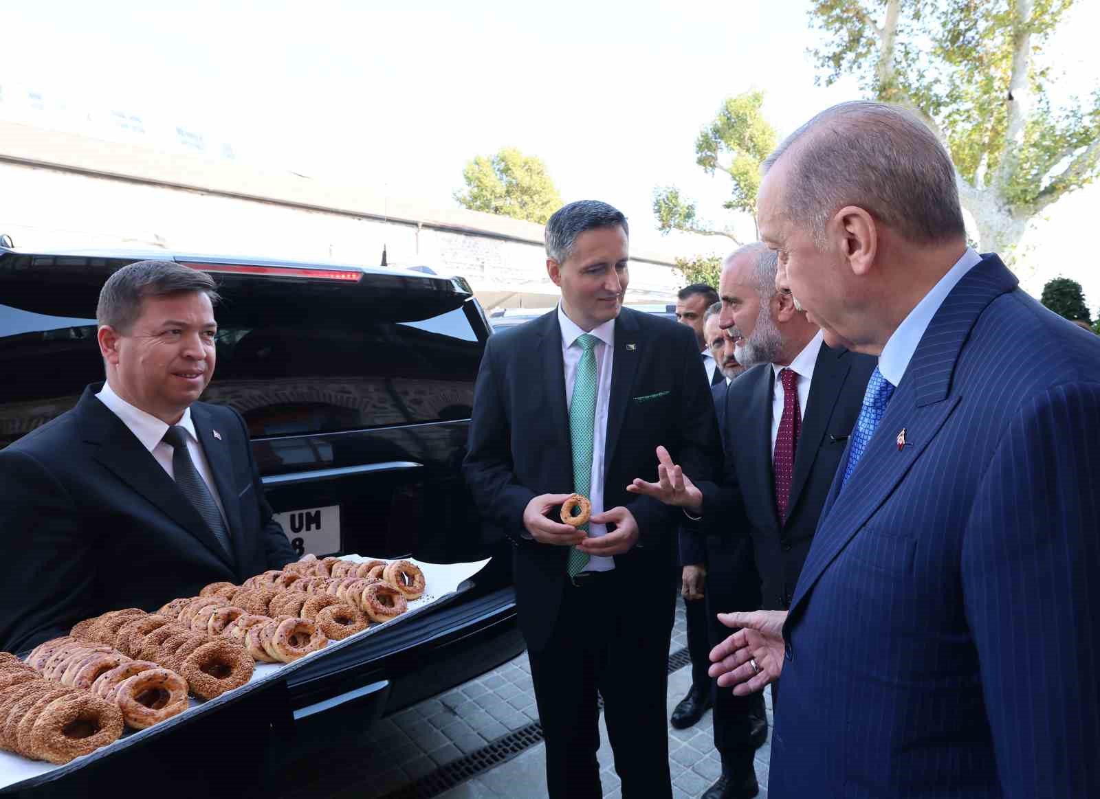 Cumhurbaşkanı Erdoğan’dan gazetecilere kandil simidi ikramı