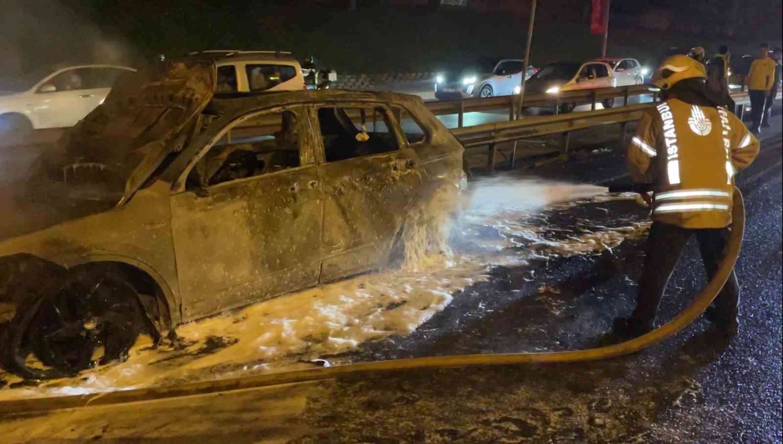 E5 karayolunda seyir halindeki araç alev alev yandı, o anlar kamerada