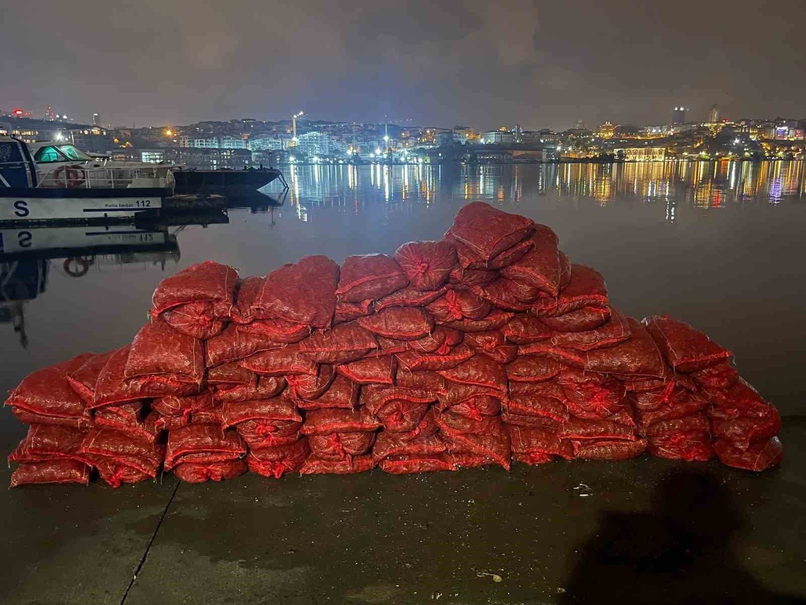 Eminönü’nde 3 ton kaçak midye ele geçirildi