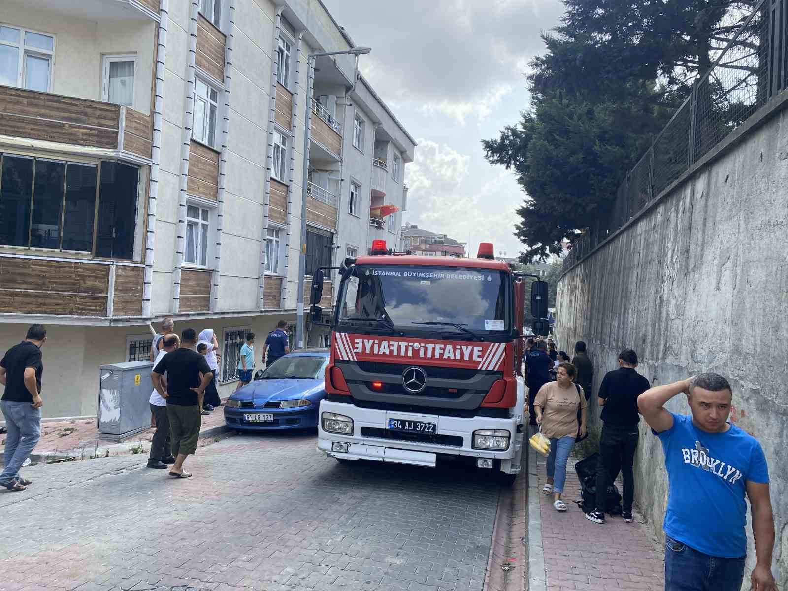 Esenyurt’ta ev yangını, itfaiye eri çocuğu böyle kurtardı