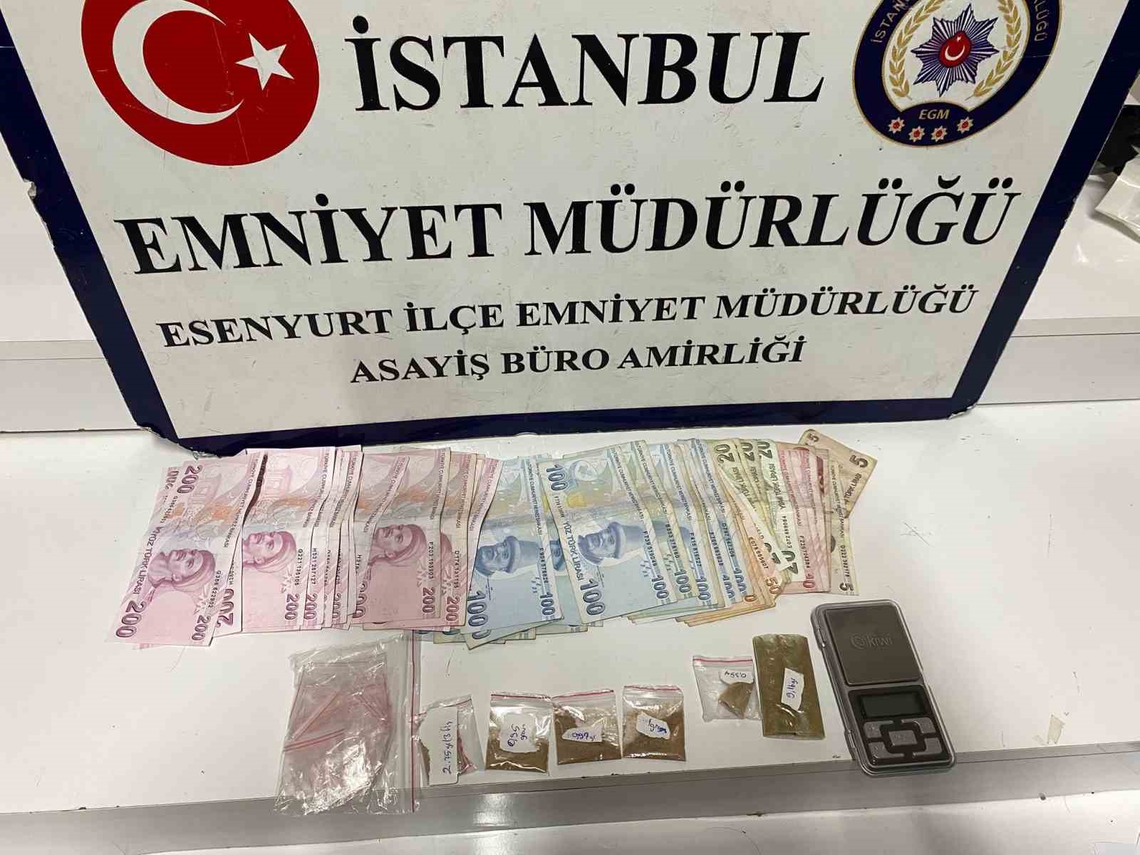 Esenyurt’ta güpegündüz uyuşturucu ticareti cep telefonu ile görüntülendi