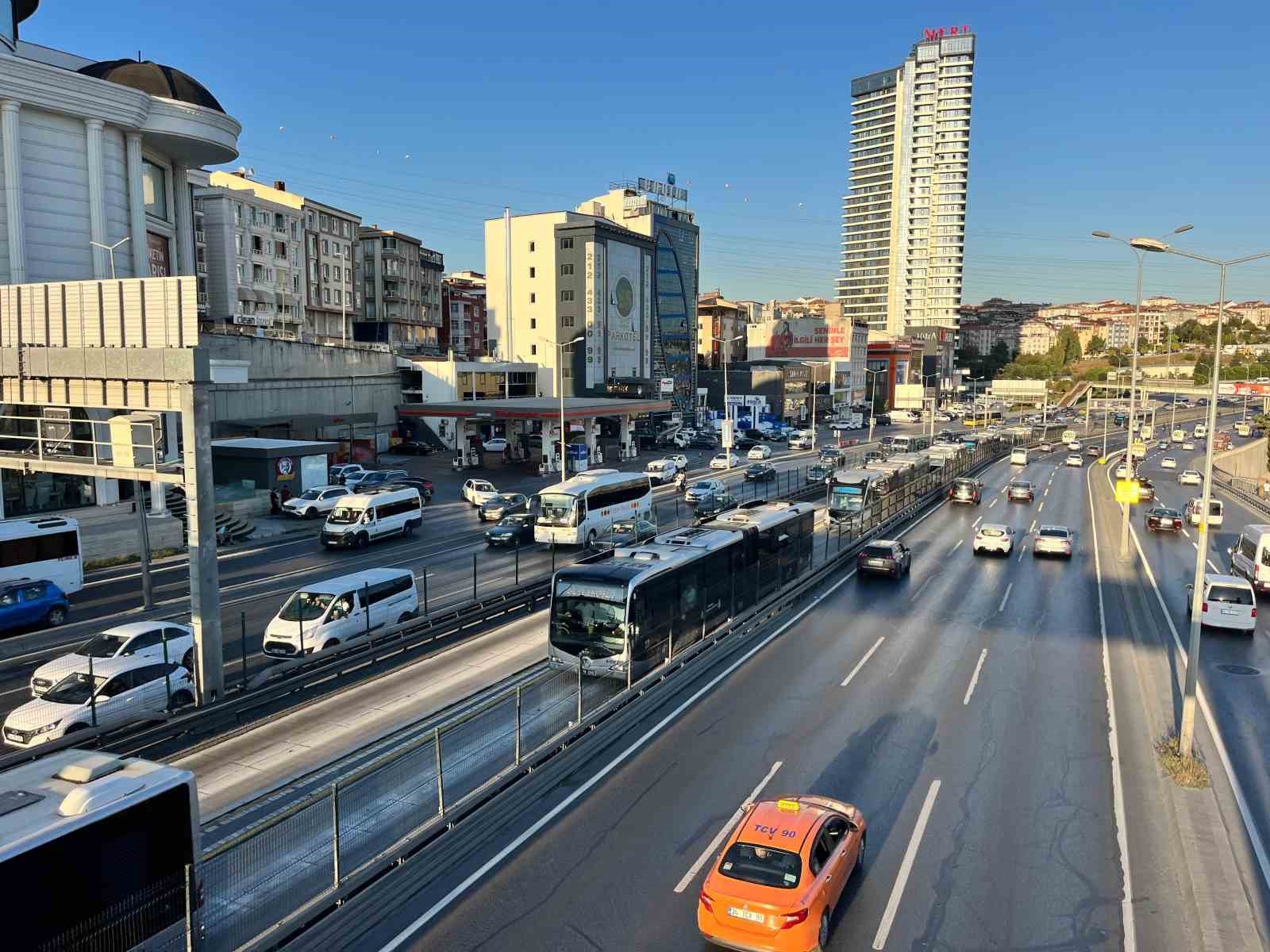 Esenyurt’ta metrobüsün tekerlekleri fırladı: Faciadan dönüldü