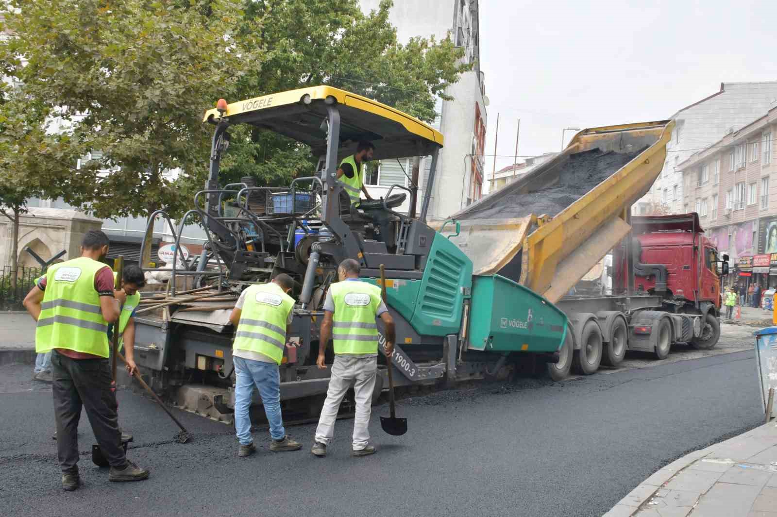 Esenyurt’ta tahrip olan yollar ve asfaltlar yenileniyor