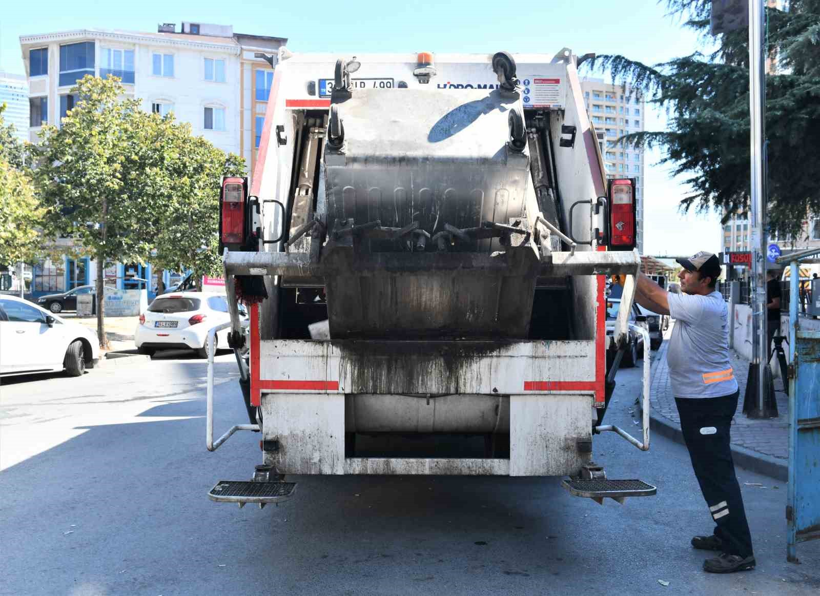 Esenyurt’ta temizlik seferberliği: Çöp konteynerleri yenileniyor ve dezenfekte ediliyor