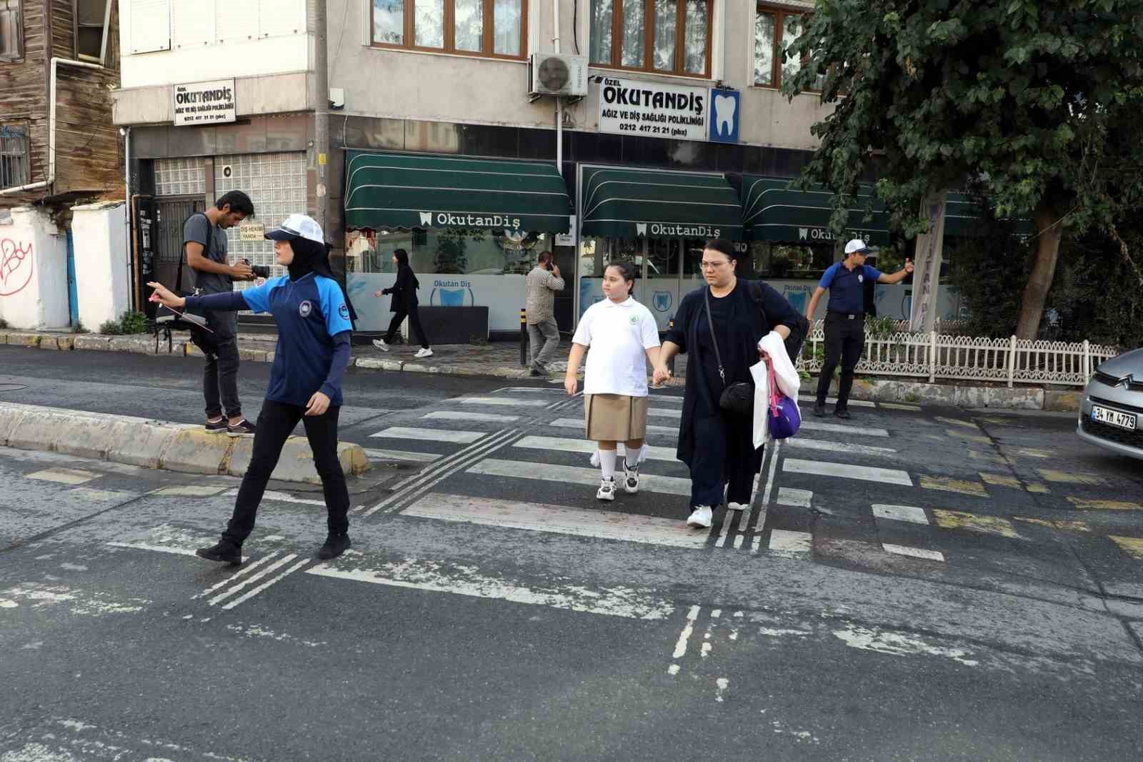 Eyüpsultan’da zabıta ekipleri minik öğrenciler için görev başında